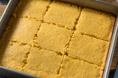 Ev yapımı mısır ekmeği yemeye hazır.