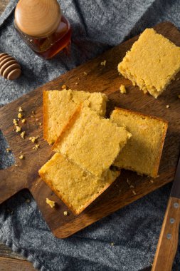 Ev yapımı mısır ekmeği yemeye hazır.