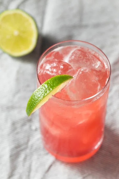 Uppfriskande Boozy Vodka Bay Breeze Cocktail Med Lime — Stockfoto