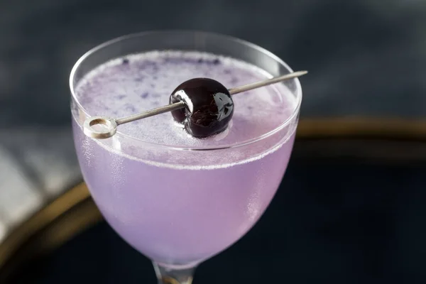 ジンとビオレット酒とブージーさわやかな航空カクテル — ストック写真