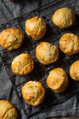 Ev yapımı Flakey Buttermilk Bisküvileri Yemeye Hazır