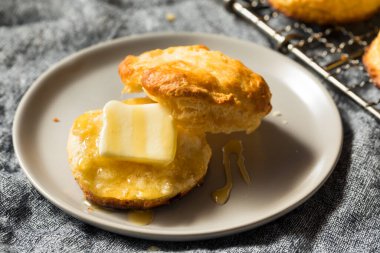 Ev yapımı Flakey Buttermilk Bisküvileri Yemeye Hazır