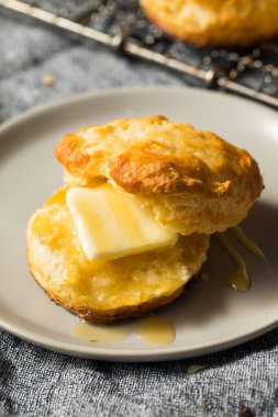 Ev yapımı Flakey Buttermilk Bisküvileri Yemeye Hazır