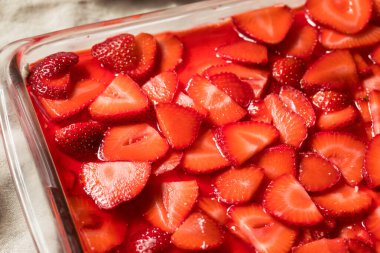 Krem şantili ev yapımı çilekli simit salatası.