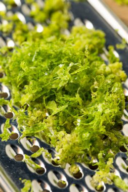 Çiğ yeşil organik limonata ile pişirmeye hazır.