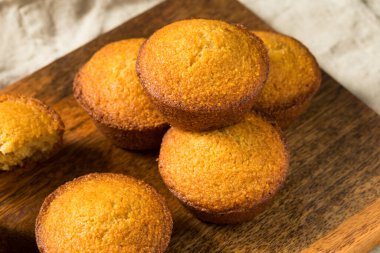 Ev yapımı sıcak mısır ekmekli kek. Yemeye hazır.