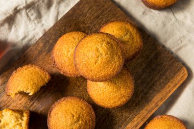 Ev yapımı sıcak mısır ekmekli kek. Yemeye hazır.