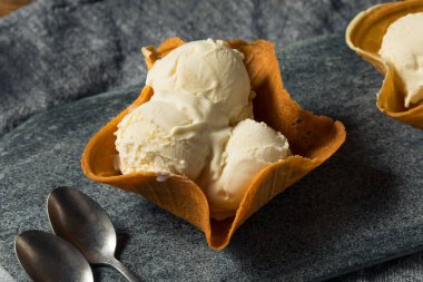 Ev yapımı dondurma külahı. Çikolata ve kirazlı dondurma.