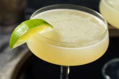 İçki Cin Gimlet Kokteyli 'ni limon garnitürüyle tazeliyorum.