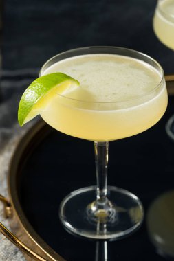 İçki Cin Gimlet Kokteyli 'ni limon garnitürüyle tazeliyorum.