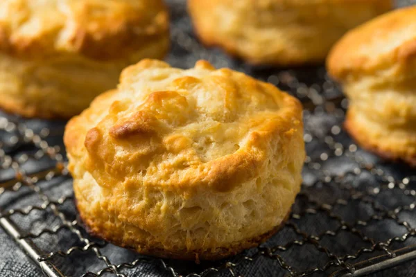 Yapımı Flakey Buttermilk Bisküvileri Yemeye Hazır — Stok fotoğraf