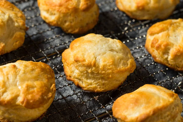 Zelfgemaakte Flakey Buttermilk Biscuits Klaar Eten — Stockfoto