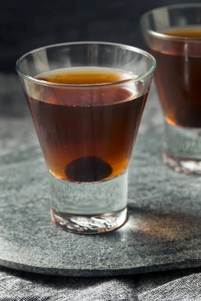 Ποτό Δροσιστικό Κοκτέιλ Μανχάταν Κεράσι Γαρνιτούρα — Φωτογραφία Αρχείου