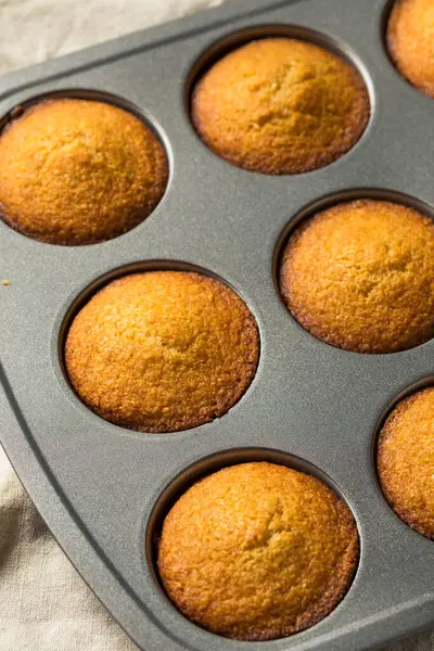 Domácí Teplé Kukuřičné Chlebové Muffiny Připravené Jídlu — Stock fotografie