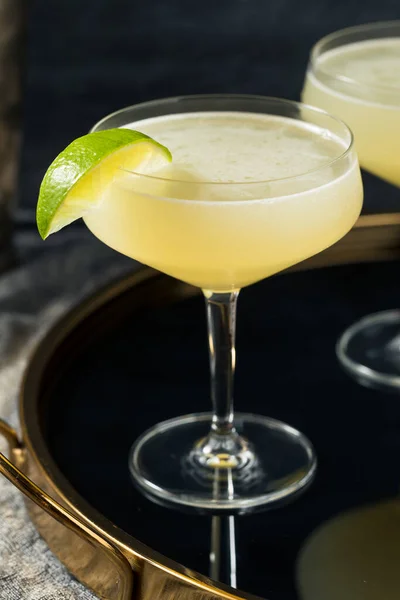 Refrescante Boozy Gin Gimlet Cocktail Com Uma Guarnição Limão — Fotografia de Stock