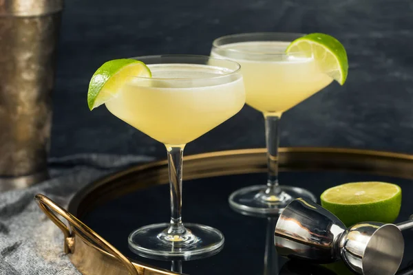 Orzeźwiający Boozy Gin Gimlet Koktajl Limonką Dekoracji — Zdjęcie stockowe