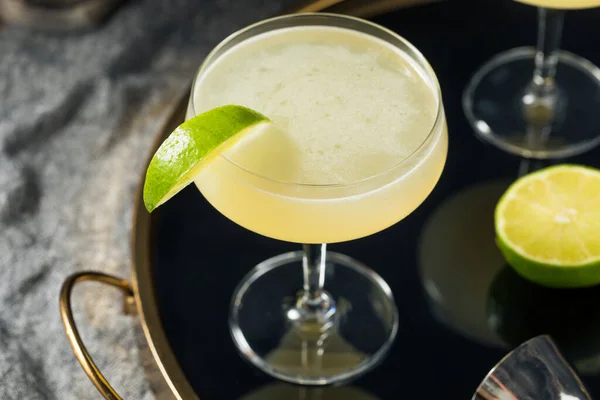 Erfrischender Boozy Gin Gimlet Cocktail Mit Limettengarnitur — Stockfoto