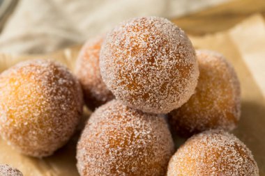 Ev yapımı Pastalı Donut Delikleri ve Şeker Yemeye Hazır