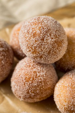 Ev yapımı Pastalı Donut Delikleri ve Şeker Yemeye Hazır