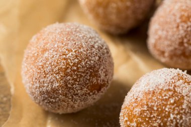 Ev yapımı Pastalı Donut Delikleri ve Şeker Yemeye Hazır