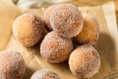 Ev yapımı Pastalı Donut Delikleri ve Şeker Yemeye Hazır