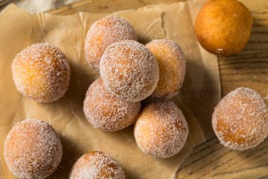 Ev yapımı Pastalı Donut Delikleri ve Şeker Yemeye Hazır
