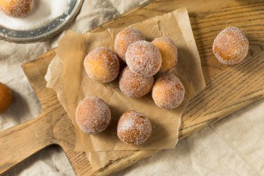 Ev yapımı Pastalı Donut Delikleri ve Şeker Yemeye Hazır
