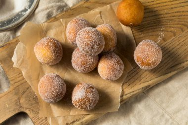Ev yapımı Pastalı Donut Delikleri ve Şeker Yemeye Hazır