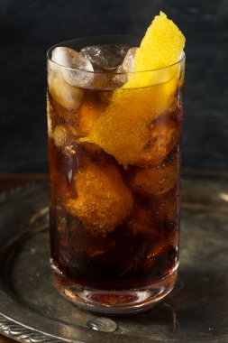 Alkolik Amaro ve Cola Fernando Kokteyli Limonlu Garnitür