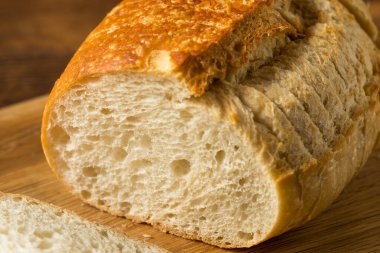 Ev yapımı organik dilimlenmiş ekşi ekmek yemeye hazır.