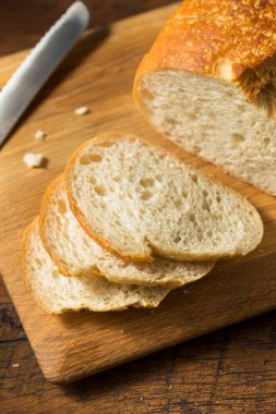 Ev yapımı organik dilimlenmiş ekşi ekmek yemeye hazır.