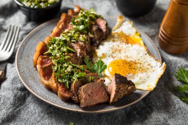 Ev yapımı biftek ve Chimichurri soslu yumurta.