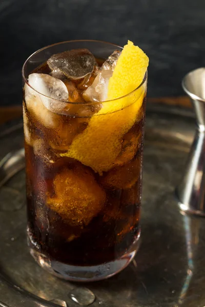 Bebida Amaro Cola Fernando Cocktail Com Uma Guarnição Limão — Fotografia de Stock
