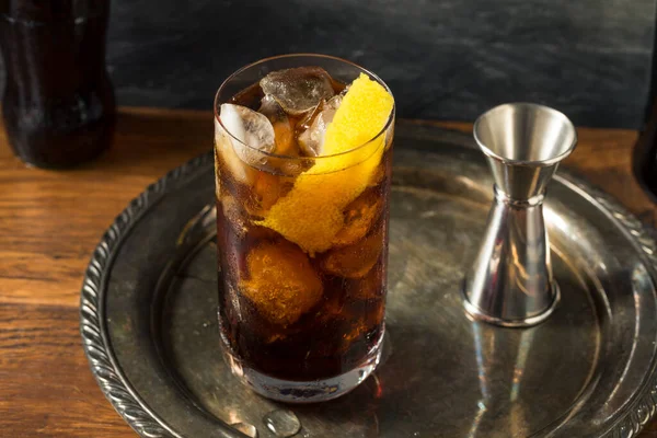 Ποτό Amaro Και Cola Fernando Cocktail Γαρνιτούρα Λεμόνι — Φωτογραφία Αρχείου