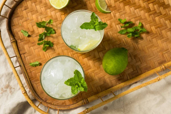 Boozy Erfrischenden Rum Mint Mojito Cocktail Mit Limette — Stockfoto