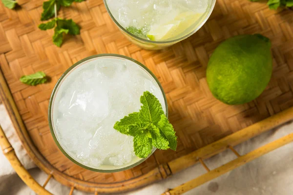 Boozy Uppfriskande Rom Mint Mojito Cocktail Wit Lime — Stockfoto