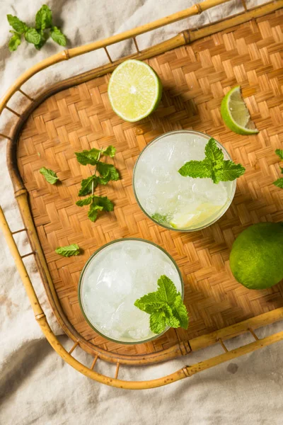 Boozy Erfrischenden Rum Mint Mojito Cocktail Mit Limette — Stockfoto