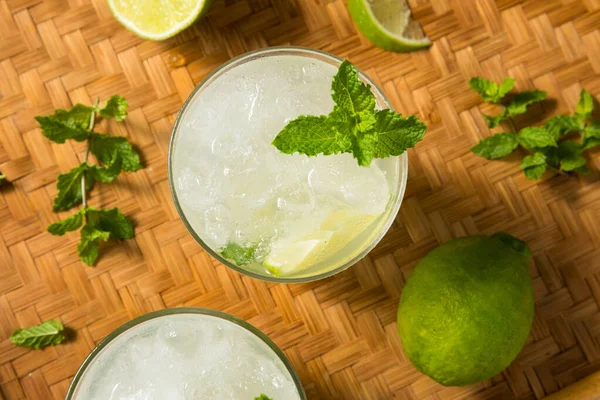 Boozy Erfrischenden Rum Mint Mojito Cocktail Mit Limette — Stockfoto