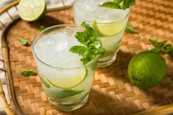 Drank Verfrissende Rum Munt Mojito Cocktail Wit Limoen — Stockfoto