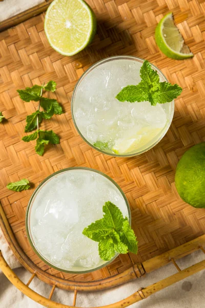 Boozy Uppfriskande Rom Mint Mojito Cocktail Wit Lime — Stockfoto