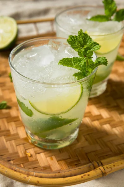 Boozy Refreshing Rum Mint Mojito Cocktail Wit Lime — 스톡 사진