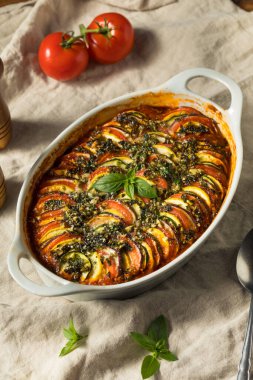 Ev yapımı sıcak sebzeli Ratatouille güveci. Domates ve kabaklı.