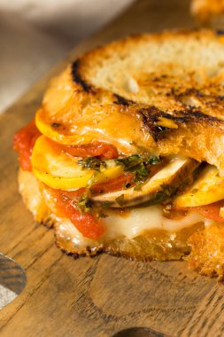 Ev yapımı sebzeli Ratatouille Sandviçi, domates ve kabaklı.