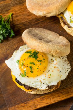 Kahvaltı için ev yapımı yumurta sosisli kek sandviçi.