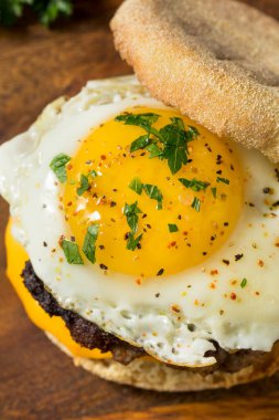 Kahvaltı için ev yapımı yumurta sosisli kek sandviçi.