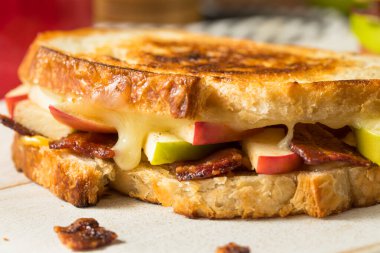 Beyaz ekmek üzerine ev yapımı domuz pastırmalı peynirli panini.