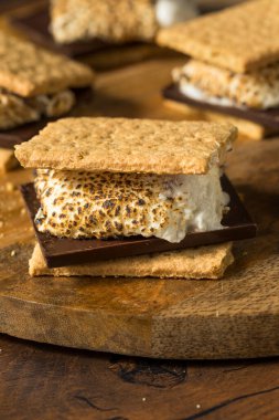 Ev yapımı Yapışkan Marshmellow Smore ile Çikolata ve Kurabiye