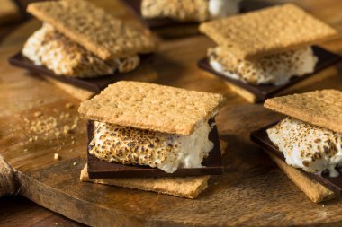 Ev yapımı Yapışkan Marshmellow Smore ile Çikolata ve Kurabiye