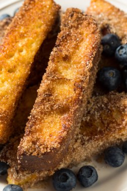 Ev yapımı Fransız Tostları. Şerbetli ve meyveli.