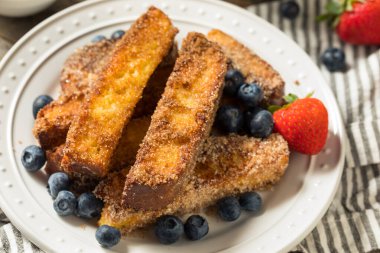 Ev yapımı Fransız Tostları. Şerbetli ve meyveli.